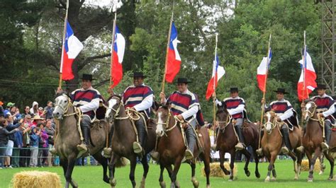 Escuadra Ecuestre Palmas de Peñaflor actuando para la Reina Isabel II