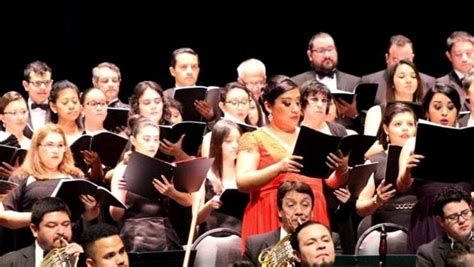 Fotografía del ensamble de coros durante la presentación en La Serena
