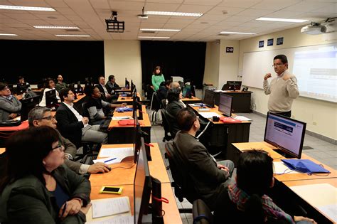 Docentes participando en un taller de capacitación sobre discapacidad auditiva