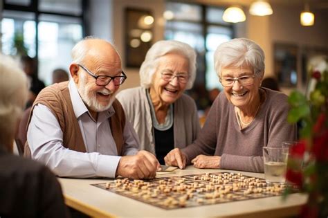 Personas mayores jugando un juego de mesa como Scrabble