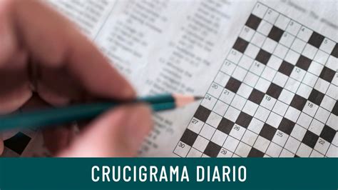 Persona mayor resolviendo un crucigrama con letra grande
