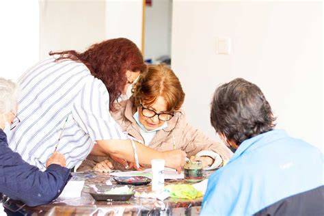 Infografía sobre los tipos de talleres ofrecidos a adultos mayores (crecimiento personal, cognitivo, artes, recreación)