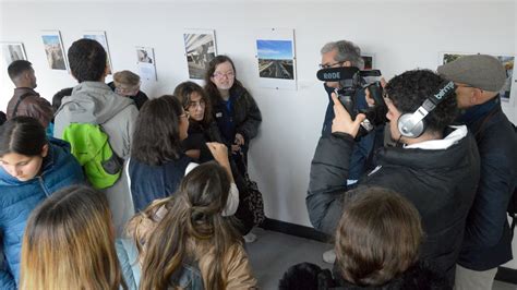 Fotografía de estudiantes realizando captura fotográfica institucional en un punto de atención de la Universidad de Chile