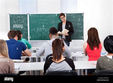 Foto de profesor enseñando matemáticas a un grupo de estudiantes