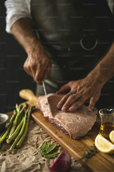 Foto de una persona mayor ofreciendo un trozo de carne