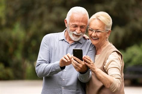 Foto temática de un adulto mayor usando un teléfono celular con expresión de confusión