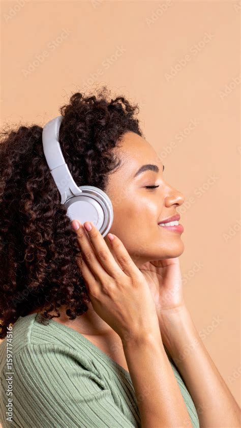 Persona mayor escuchando música con audífonos, con expresión de tranquilidad.