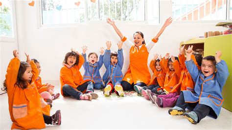 Foto de niños felices interactuando en un jardín infantil en Chile