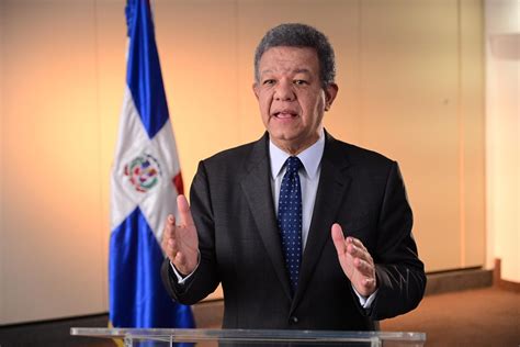 Foto de Leonel Sánchez mostrando su credencial o medallas