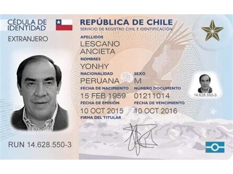 fotografía de una persona protegiendo sus documentos de identidad