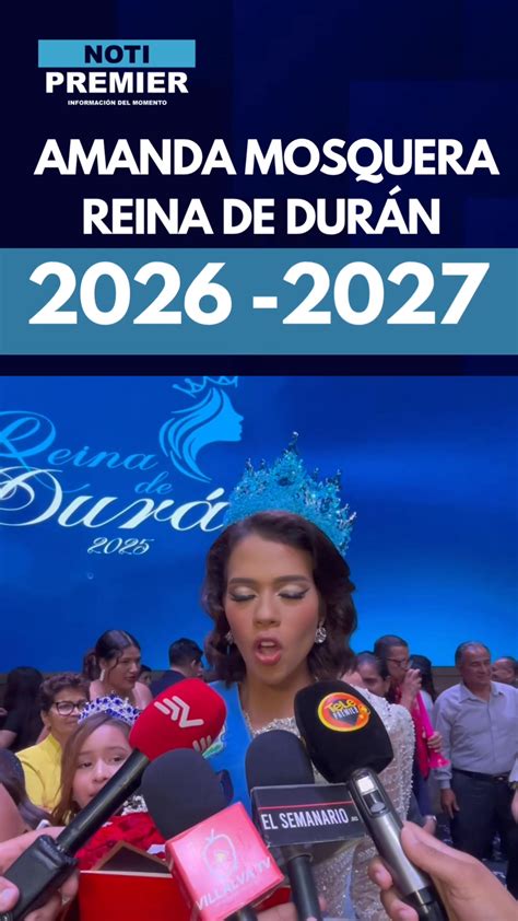 Fotografía de Pamela Mardones Durán entregando un reconocimiento