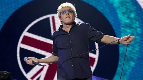 The Who en concierto, con Roger Daltrey cantando enérgicamente