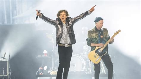 The Rolling Stones actuando enérgicamente en un concierto reciente
