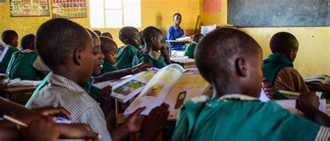 Priscilla Sitienei estudiando en su escuela en Kenia.
