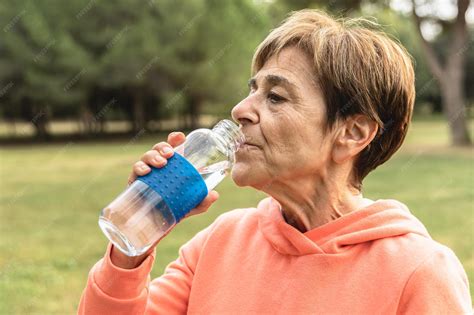 Foto de una persona mayor bebiendo agua y realizando ejercicio suave para ilustrar la nutrición e hidratación.