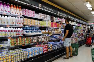 Foto de una persona mayor trabajando como anfitrión o vendedor en un supermercado