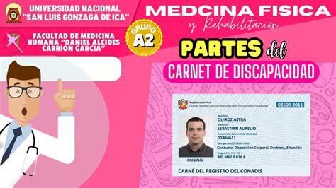 Foto de un carnet de discapacidad siendo examinado o mostrado