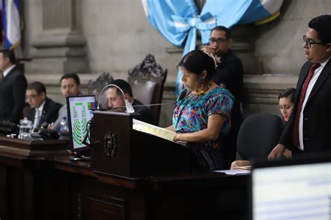 Parlamentarios votando una ley en el Congreso, mostrando unanimidad
