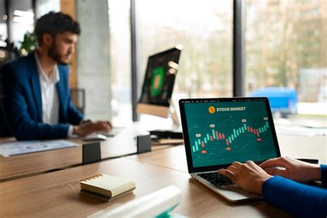 Persona revisando finanzas personales