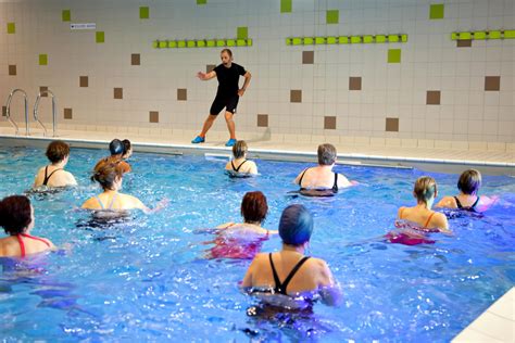 Fotografía de un grupo de adultos mayores practicando aquagym