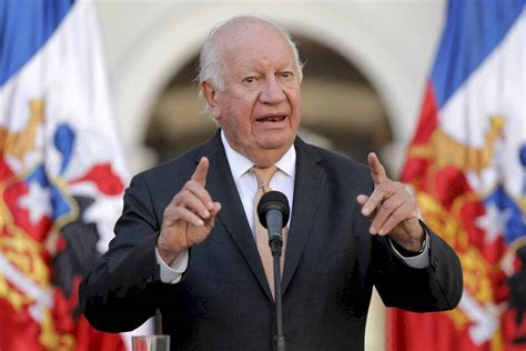 Fotografía de Ricardo Lagos firmando la Constitución de 2005