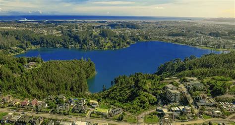 Foto de la Laguna Grande de San Pedro de la Paz con el skyline de la ciudad al fondo.