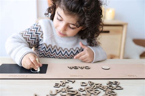 Fotografía de niños jugando con materiales manipulativos para la orientación espacial