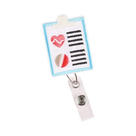 Enfermera con porta credencial visible en su uniforme