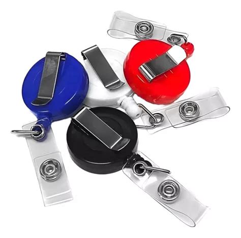 Infografía comparando diferentes tipos de porta credenciales: con clip, pin, retráctil, magnético