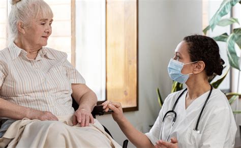 Fotografía de especialistas en geriatría conversando con un paciente