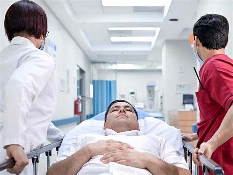 Infografía que muestra el flujo de un paciente sociosanitario: ingreso por urgencia, alta médica, espera de cupo social y permanencia prolongada en el hospital.