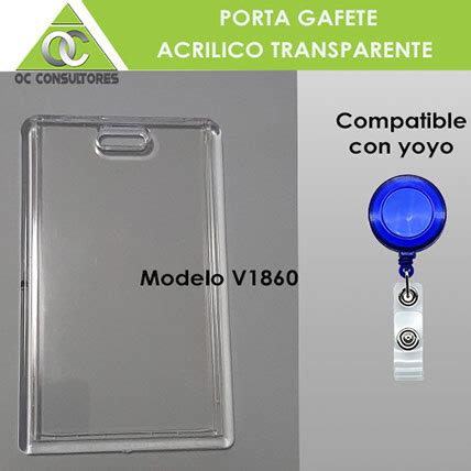 Ilustración de un porta credencial de acrílico transparente con una tarjeta de identificación insertada y un mecanismo de pinza en la parte superior para sujeción.