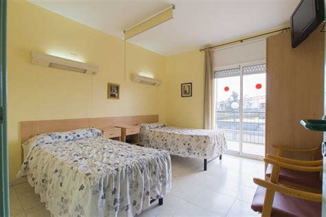 Plano o infografía de las instalaciones de una residencia geriátrica, mostrando habitaciones y áreas comunes