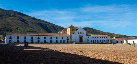 Foto aérea de Villa de Leyva con énfasis en arquitectura colonial y montañas de fondo
