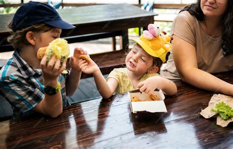 Fotografía de ancianos compartiendo una comida con niños