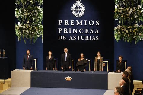 fotografía de la ceremonia de entrega de fondos a representantes de los comités de adultos mayores en Río Bueno