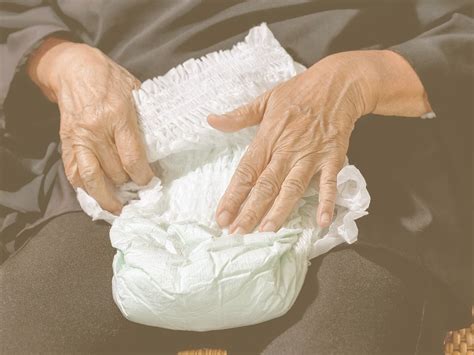 Persona mayor utilizando un pañal para adultos de forma discreta