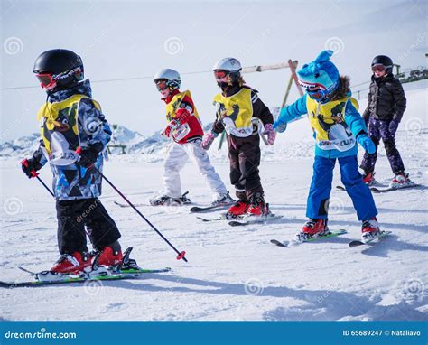 fotografía de grupo de niños esquiando con sus instructores en un programa social