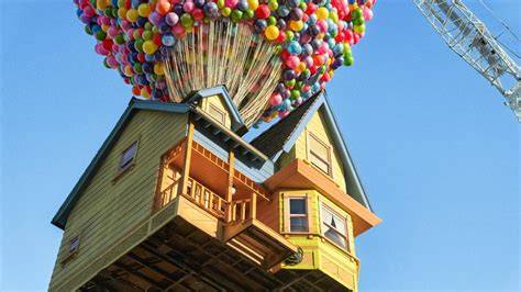 Imagen de la casa voladora de Carl rodeada de nubes y un cielo azul
