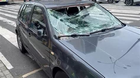 Motociclista heroico persiguiendo a un coche fugitivo después de un atropello a un adulto mayor en una carretera urbana