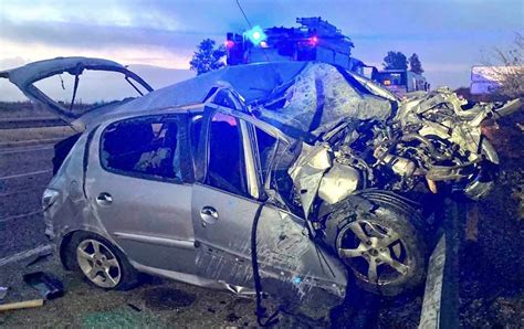 Escena de accidente de tráfico con policía investigando y vehículo involucrado en Córdoba, Argentina