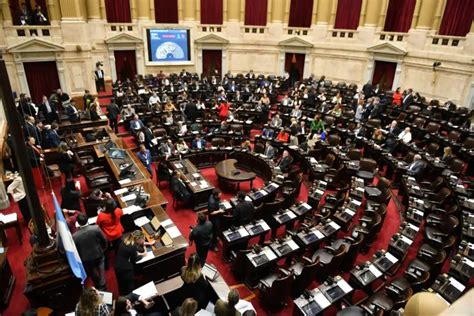 Senadores y diputados firmando la Declaración por el reconocimiento pleno de la capacidad jurídica de las Personas con Discapacidad en el Congreso Nacional de Chile
