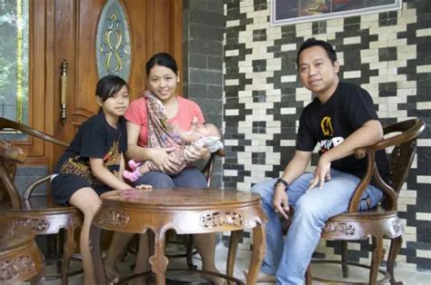 Foto de Eko Mulyadi interactuando con Duey en Karangpatihan