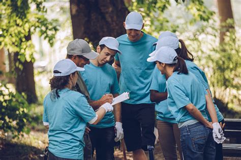 Fotografía de un grupo de voluntarios de misión médica en Bali con niños