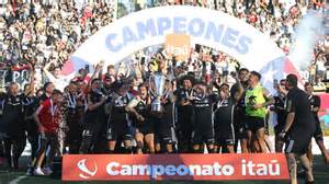 Fotografía de celebración de Colo-Colo como campeón de liga