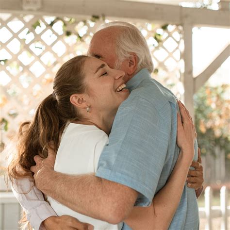 Persona mayor en una relación afectiva, abrazándose