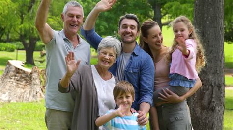 Fotografía de varias generaciones de una familia compartiendo un momento de cariño y apoyo mutuo