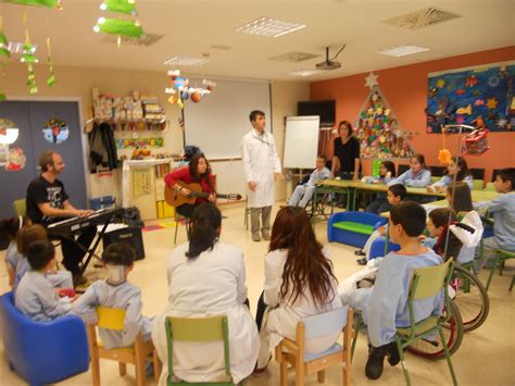 Niño en una escuela hospitalaria recibiendo educación