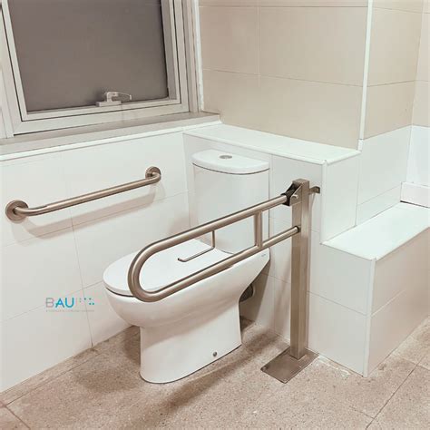 Ejemplo de barras de apoyo estratégicamente ubicadas en un baño accesible