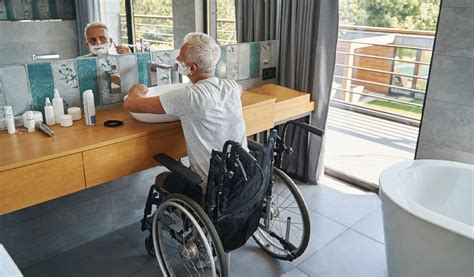 Lavamanos accesible con espejo inclinable o ajustable para usuarios de silla de ruedas